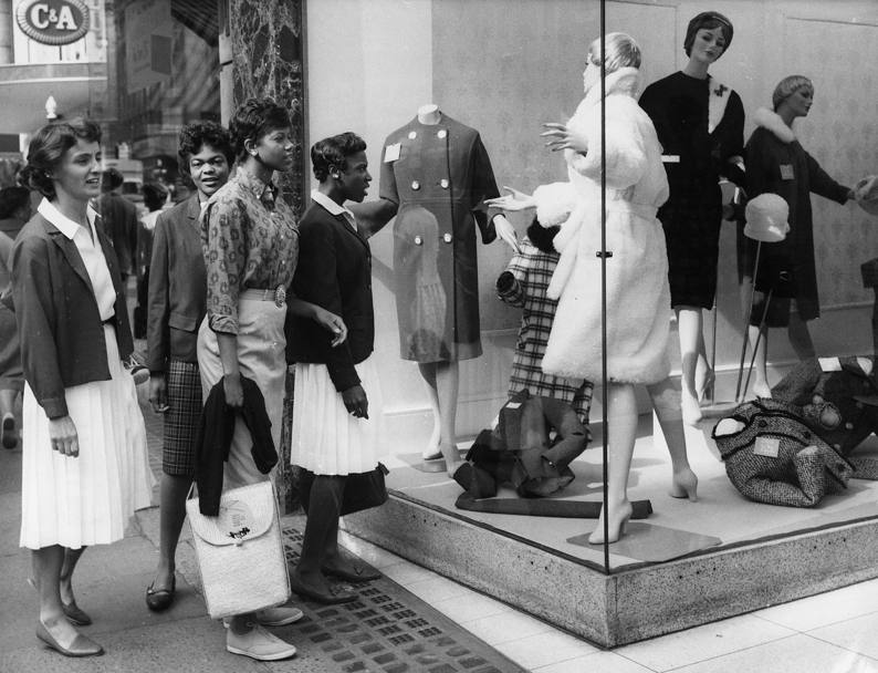 Rudolph fa shopping  a Londra nel settembre 1960 con le atlete statunitensi Lucinda Williams e Joanne Terry